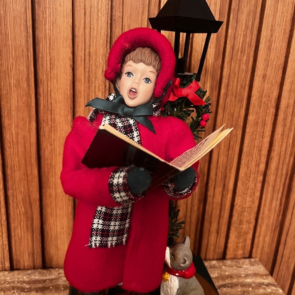 Vintage Dickens’ Collection  Smiles IND Girl Caroler GUC. Lights Up And Plays - Picture 3 of 11